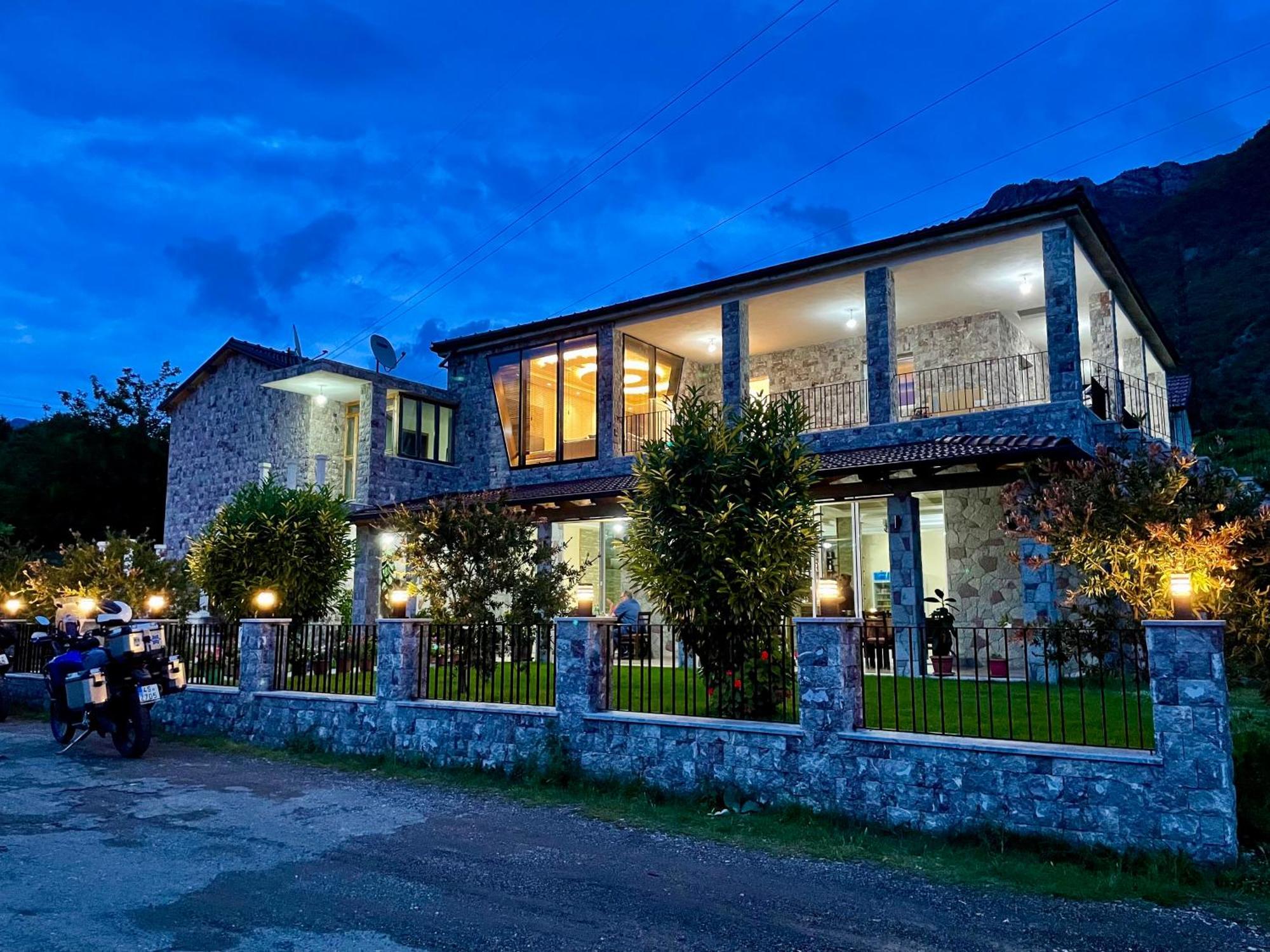 Lugina E Komanit Exterior photo